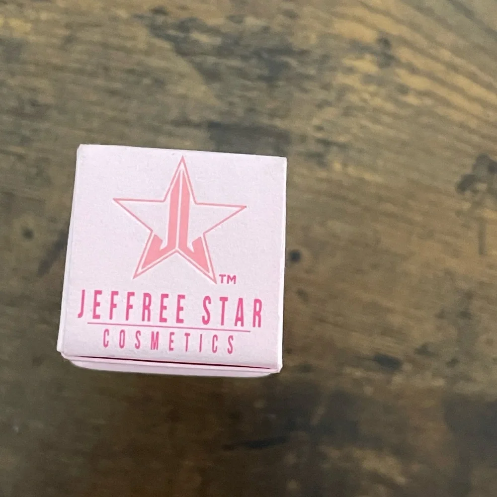 NEW IN BOX * Jeffree Star Velvet Trap Lipstick‎ in Cherry Wet